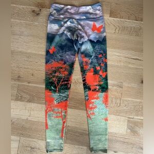 Women’s size small mountain scene yoga pants